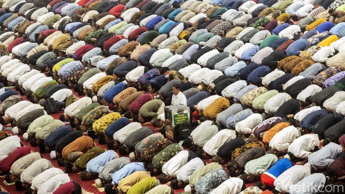 Masjid Istiqlal menggelar salat Jumat dengan merapatkan saf di bulan Ramadan tahun ini. Meski begitu, protokol kesehatan tetap diterapkan guna cegah Corona.