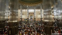 Kini, saat kasus COVID-19 di Tanah Air menunjukkan tren yang menurun, pelaksanaan salat berjamaah di Masjid Istiqlal pun mulai dilaksanakan dengan merapatkan saf.