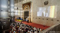 Karpet yang sebelumnya tidak dipakai, kini kembali digelar di ruang utama salat.