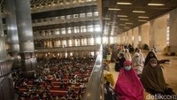 Sejumlah umat Muslim melaksanakan salat Jumat di pekan pertama Ramadan 1443 H, Jakarta, Jumat (8/4/2022).