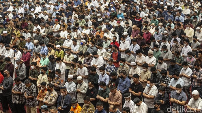 Pekan Pertama Puasa, Salat Jumat di Masjid Istiqlal Tak Berjarak Masjid Istiqlal menggelar salat Jumat dengan merapatkan saf di bulan Ramadan tahun ini. Meski begitu, protokol kesehatan tetap diterapkan guna cegah Corona.