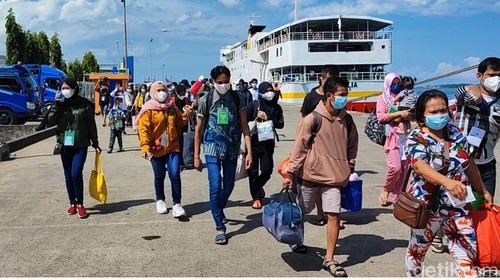Pekerja migran ilegal asal Sulsel dideportasi Malaysia kini tiba di Pelabuhan Nusantara, Parepare (detikSulsel/Hasrul Nawir)