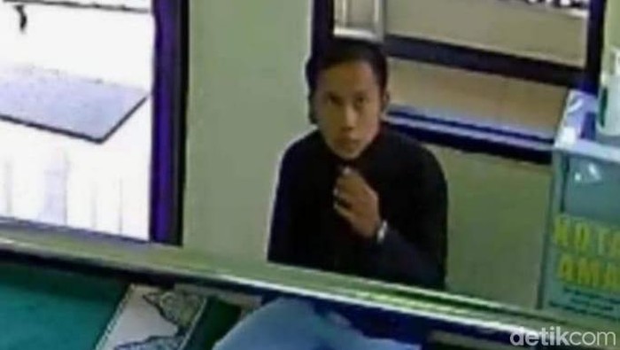 Pelaku saat menyerahkan diri