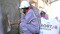 Para tenaga konstruksi saat praktik aplikasi penggunaan semen mortar di Balai Jasa Konstruksi Wilayah IV, Surabaya.