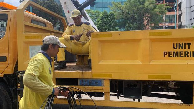 Pemotongan kabel oleh petugas Bina Marga DKI Jakarta di Jl Mampang Prapatan, Jumat (8/4/2022).