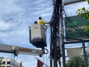 Pemotongan Kabel Semrawut di Mampang Prapatan Terus Dikebut
