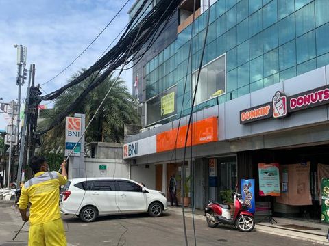 Pemotongan kabel oleh petugas Bina Marga DKI Jakarta di Jl Mampang Prapatan, Jumat (8/4/2022).