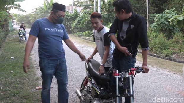 Pemuda balap liar di Polman kocar-kacir digerebek polisi hingga motornya ditinggal (detikcom/Abdy Febriady)