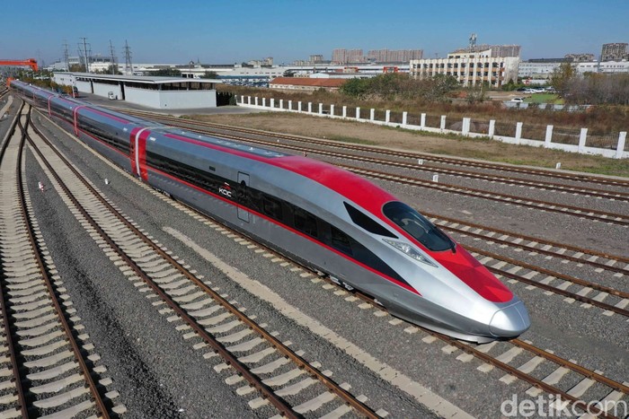 Penampakan Kereta EMU dan CIT Kereta Cepat Jakarta-Bandung