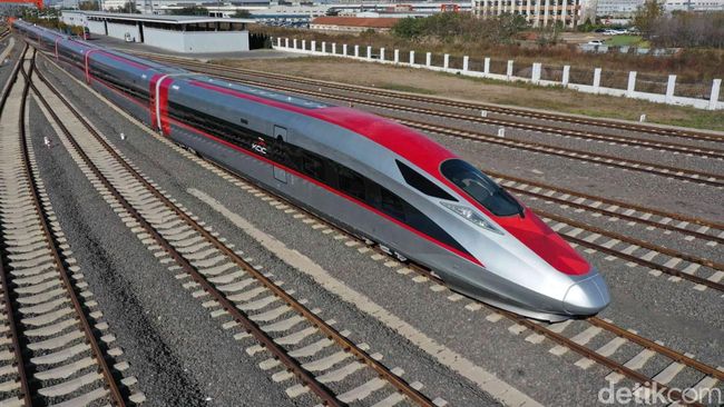 Penampakan Kereta EMU dan CIT Kereta Cepat Jakarta-Bandung