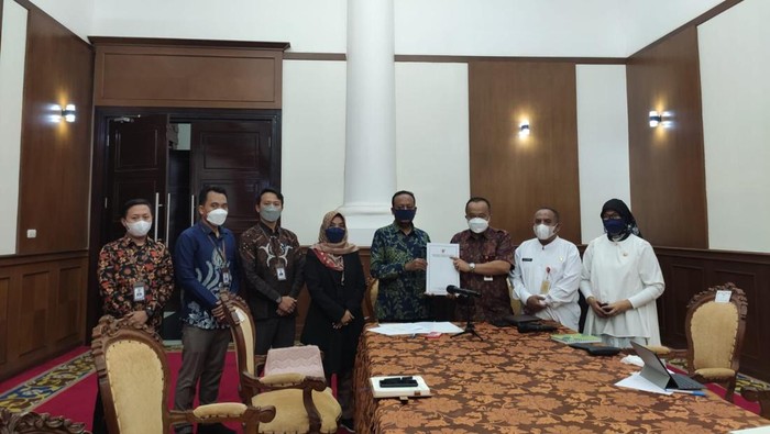 Penyerahan nilai standar kepatuhan pelayanan publik Pemprov Banten