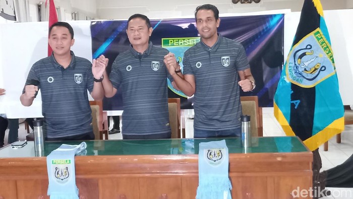 Persela menunjuk manajer baru dan memanggil mantan pemain asing untuk mengisi staf kepelatihan. Persela tak ingin lama-lama di Liga 2.