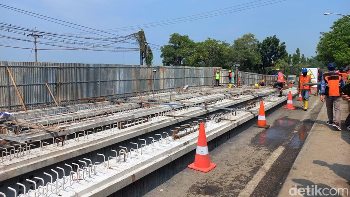 Petugas rekanan BBPJN Jatim-Bali mulai memasang diafragma Jembatan Balun Lamongan menjelang kunjungan Menteri PUPR.