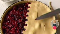 Mirip di film horror, bentuk pie ini seperti tak punya kepala. Matanya yang tampak tertidur dan terbuka bagian atasnya justru terlihat seperti otak yang terbuka. Foto: TikTok/veganpastrychef