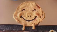 Kali ini karyanya dibuat dengan begitu menggemaskan. Pie yang bulat sempurna ini dibentuk layaknya seekor babi imut yang sedang tersenyum sambil duduk di atas tembok. Foto: TikTok/veganpastrychef