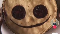 Sosok hantu di film horor yang menyeramkan biasanya identik dengan mata yang bulat besar. Semakin menyeramkan saja, pie ini dibuat dengan mata bulat besar dan bolong tanpa bola mata. Foto: TikTok/veganpastrychef