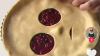 Tidak menyajikan makanan dengan bentuk menarik dan menyenangkan. Pastry chef ini memilih untuk membuat pie dengan ekspresi yang sedih. Foto: TikTok/veganpastrychef