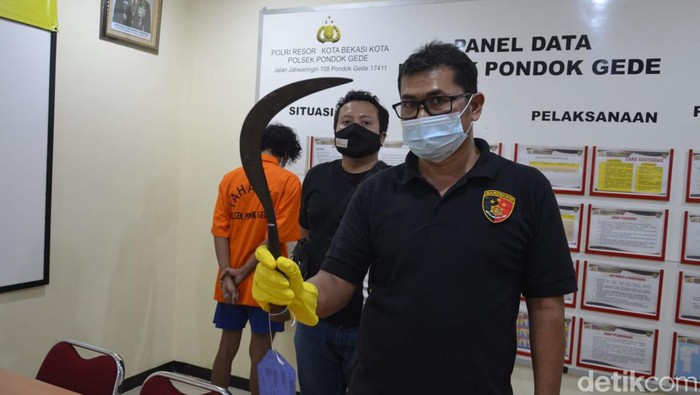 Polisi amankan barang bukti sajam pria yang hendak tawuran di Bekasi