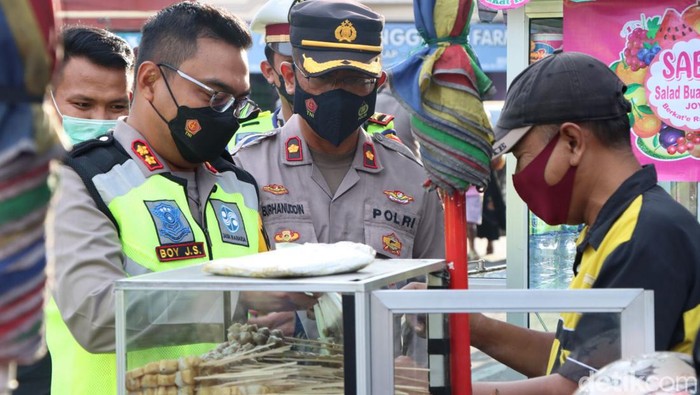 Polisi borong dagangan pedagang kaki lima di Alun-alun Nganjuk