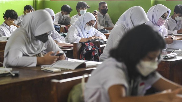 Sejumlah siswa mengikuti kegiatan belajar mengajar secara tatap muka di SMA Negeri 87, Jakarta, Jumat (8/4/2022). Pemerintah Provinsi DKI Jakarta menerapkan pembelajaran tatap muka (PTM) dengan kapasitas siswa 100 persen sejak Kamis (7/4). ANTARA FOTO/Hafidz Mubarak A/foc.