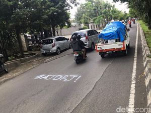 Protes Warga Kota Malang Lewat Coretan di Jalan Berlubang: Ajor Ji