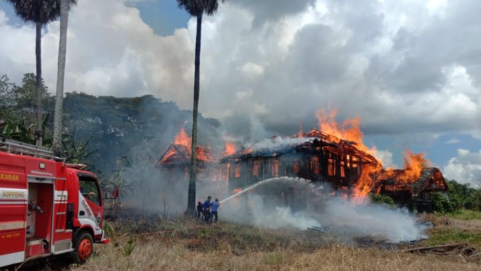 Rumah Adat Sao Mario di Soppeng Hangus Terbakar
