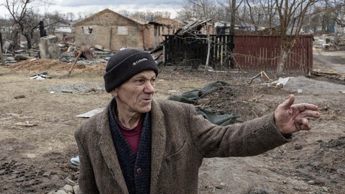 Rumah Hancur, Warga Yahidne Ukraina Tidur di Ruang Bawah Tanah Wara Desa Yahidne, Ukraina, mengungsi ke ruang bawah tanah sebuah sekolah karena perang. Meski tentara Rusia telah pergi, mereka tetap tidur di sana karena rumah mereka hancur.