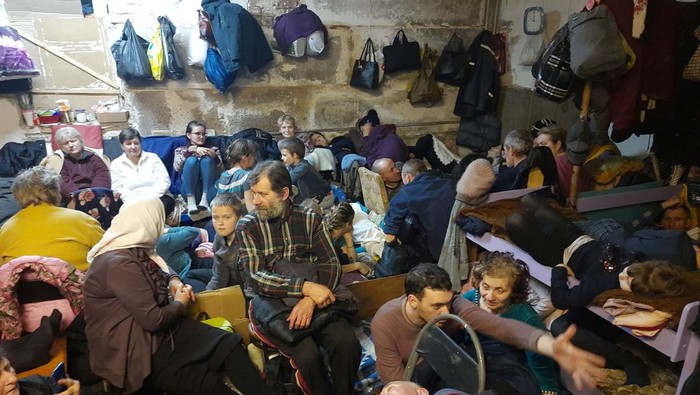 Rumah Hancur, Warga Yahidne Ukraina Tidur di Ruang Bawah Tanah Wara Desa Yahidne, Ukraina, mengungsi ke ruang bawah tanah sebuah sekolah karena perang. Meski tentara Rusia telah pergi, mereka tetap tidur di sana karena rumah mereka hancur.