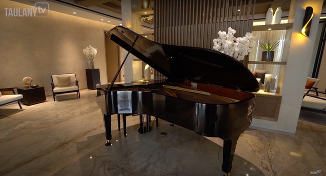 Masuk ke dalam rumah disambut dengan sebuah piano berwarna hitam yang cukup besar. Sebagai musisi, Maia Estianty sendiri diketahui cukup piawai dalam bermain musik, salah satunya piano. Foto: YouTube/Taulany TV
