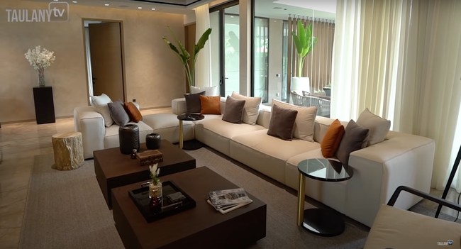 Bagian dalam rumah mewah Maia Estianty sendiri bergaya elegan. Dengan dominasi warna coklat, rumah Maia tampak begitu nyaman. Untuk sofa di ruang tengahnya Maia memilih warna putih. Sofa tersebut dipercantik dengan bantal berwarna abu-abu dan coklat. Foto: YouTube/Taulany TV