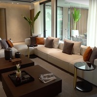 Bagian dalam rumah mewah Maia Estianty sendiri bergaya elegan. Dengan dominasi warna coklat, rumah Maia tampak begitu nyaman. Untuk sofa di ruang tengahnya Maia memilih warna putih. Sofa tersebut dipercantik dengan bantal berwarna abu-abu dan coklat. Foto: YouTube/Taulany TV