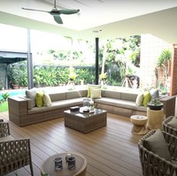 Di bagian luar rumahnya juga terdapat ruangan semi outdoor yang bisa digunakan untuk bersantai. Ruangan tersebut terletak di samping kolam renang. Bikin serasa seperti berada di villa di Bali bukan? Foto: YouTube/Taulany TV