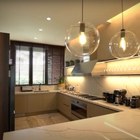 Bagian dalam rumah Maia Estianty juga dilengkapi dengan dapur yang tak kalah menawan. Dengan dominasi warna coklat dan lampu berwarna kekuningan, dapur di rumah Maia itu tampak begitu elegan. Ketiga lampu gantung yang terpasang juga menambah estetika ruangan. Foto: YouTube/Taulany TV