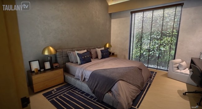 Begini penampakan kamar milik El Rumi di rumah Maia. Kamar tersebut terlihat rapih dan cantik dengan perpaduan warna coklat dan abu-abu. Foto: YouTube/Taulany TV