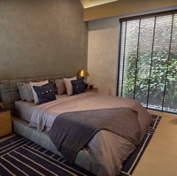 Begini penampakan kamar milik El Rumi di rumah Maia. Kamar tersebut terlihat rapih dan cantik dengan perpaduan warna coklat dan abu-abu. Foto: YouTube/Taulany TV