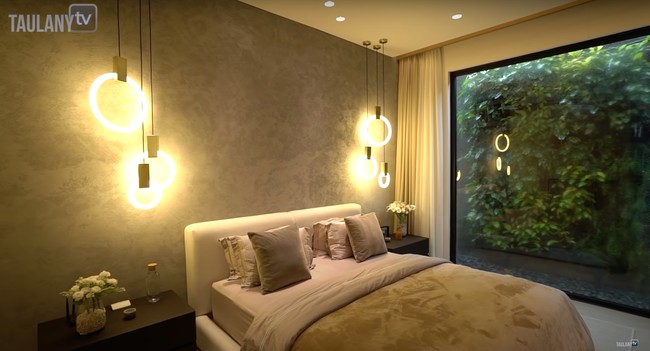 Kalau yang satu ini adalah penampakan kamar tamu di rumah Maia Estianty. Bak kamar di sebuah villa mewah, kamar tersebut terlihat begitu nyaman dengan dilengkapi sebuah jendela kaca yang cukup besar. Foto: YouTube/Taulany TV