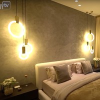 Kalau yang satu ini adalah penampakan kamar tamu di rumah Maia Estianty. Bak kamar di sebuah villa mewah, kamar tersebut terlihat begitu nyaman dengan dilengkapi sebuah jendela kaca yang cukup besar. Foto: YouTube/Taulany TV