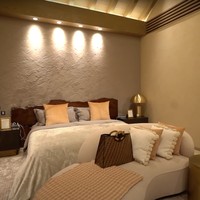 Inilah ruangan kamar milik Maia Estianty. Terlihat salah satu temboknya dicat dengan hasil yang dibuat bertekstur. Hal itu menambah estetika di kamar Maia. Di depan kasurnya juga terdapat sebuah sofa untuk bersantai. Foto: YouTube/Taulany TV