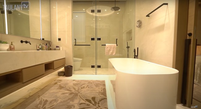 Di dalam kamar Maia Estianty terdapat kamar mandi yang cukup luas dan berfasilitas lengkap. Di depan wastafel kamar mandinya terpasang kaca yang cukup besar. Walaupun kamar mandi Maia juga dilengkapi dengan bathtub, namuun Maia mengaku jarang memakainya. Foto: YouTube/Taulany TV