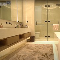 Di dalam kamar Maia Estianty terdapat kamar mandi yang cukup luas dan berfasilitas lengkap. Di depan wastafel kamar mandinya terpasang kaca yang cukup besar. Walaupun kamar mandi Maia juga dilengkapi dengan bathtub, namuun Maia mengaku jarang memakainya. Foto: YouTube/Taulany TV