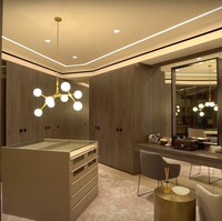 Kamar Maia Estianty juga dilengkapi dengan walk in closet yang luas. Dalam ruangan tersebut terpasang meja rias dengan kaca yang cukup besar. Di bagian tengah ruangan terdapat lampu gantung yang diletakkan di atas lemari untuk menyimpan aksesori milik Maia. Foto: YouTube/Taulany TV