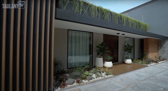 Impian Maia Estianty untuk memiliki rumah baru akhirnya terwujud. Arsitektur dan interiornya yang mewah sukses menarik perhatian pembaca. Lebih lengkapnya, baca di sini. (Foto: YouTube/Taulany TV)