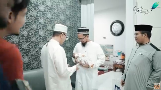 Nuansa monokrom menjadi tema utama hunian Ustaz Adi Hidayat. Meski tak luas, rumah tersebut tetap terasa modern dan kekinian. (Foto: YouTube)