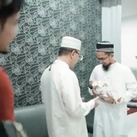 Nuansa monokrom menjadi tema utama hunian Ustaz Adi Hidayat. Meski tak luas, rumah tersebut tetap terasa modern dan kekinian. (Foto: YouTube)
