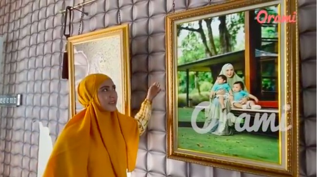 Rumah Ustaz Solmed hadir dengan arsitektur yang memadukan gaya Timur Tengah dan modern. Seperti diungkapkan istri Ustaz Solmed, April Jasmine, penataan foto keluarga terinspirasi dari rumah-rumah sultan di Arab. Alih-alih menempel di tembok, foto keluarganya digantung dari atas sehingga menciptakan efek melayang. Saking mewahnya, rumah yang berdiri di atas lahan seluas 1.000 meter persegi ini bernilai Rp 24 miliar. (Foto: YouTube)