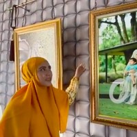 Rumah Ustaz Solmed hadir dengan arsitektur yang memadukan gaya Timur Tengah dan modern. Seperti diungkapkan istri Ustaz Solmed, April Jasmine, penataan foto keluarga terinspirasi dari rumah-rumah sultan di Arab. Alih-alih menempel di tembok, foto keluarganya digantung dari atas sehingga menciptakan efek melayang. Saking mewahnya, rumah yang berdiri di atas lahan seluas 1.000 meter persegi ini bernilai Rp 24 miliar. (Foto: YouTube)