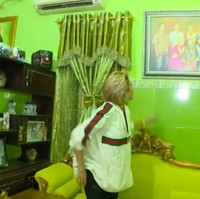 Berasal dari Sulawesi Selatan, Ustaz Maulana memiliki sebuah rumah di Makassar. Menariknya, rumah tersebut serba hijau seperti yang terlihat saat Nikita Mirzani bertamu. (Foto: YouTube)