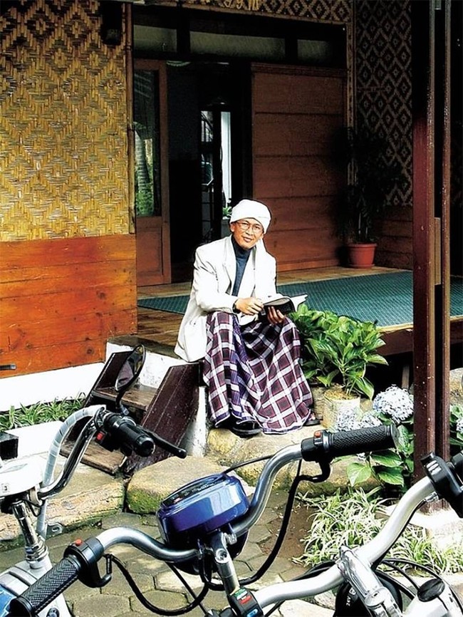 Inilah potret rumah Aa Gym yang sederharna. Berlokasi di Bandung, Jawa Barat, rumah tersebut menggunakan dinding bilik yang terbuat dari bambu. (Foto: Dok. YouTube)