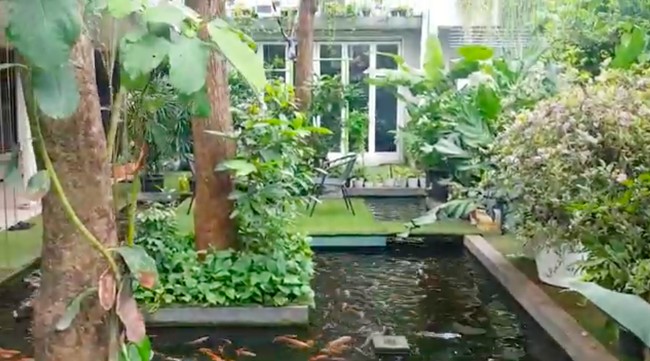 Ustaz Yusuf Mansur tinggal di sebuah rumah yang tak hanya mewah, tapi juga asri. Terdapat kolam luas yang dipenuhi ikan koi. (Foto: YouTube)