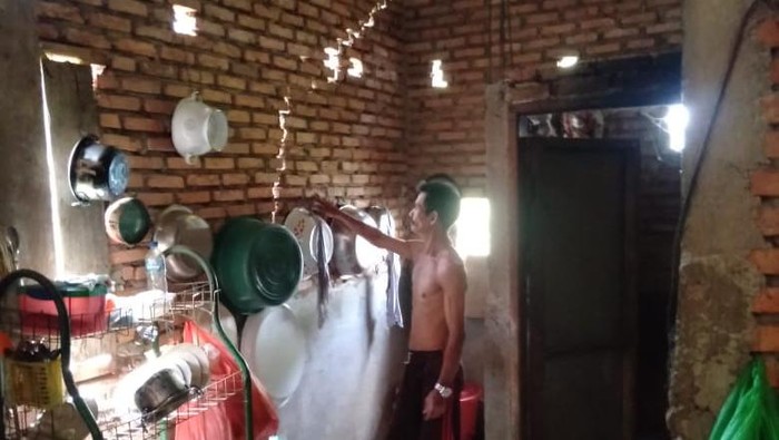 Rumah warga di Kabupaten Bone, Sulsel retak akibat pergeseran tanah.
